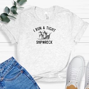 New I Run a Tight Shipwreck Tee Medium